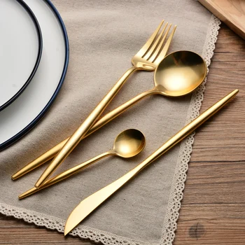 24 Adet 304 Paslanmaz Çelik Altın Çatal Yemek Yemek Altın Sofra Bıçak Çatal Desserspoon Lüks Restoran Ayarlayın