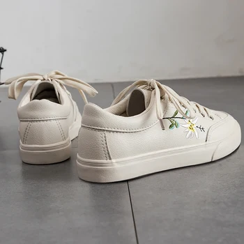 Kadın Ayakkabı 2018 Bahar Nakış Çiçek Kadın Şık Rahat Ayakkabı Deri Ayakkabı Beyaz Çiçek Vintage Tarzı Spor Ayakkabı 35-40 Bej