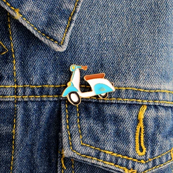 Karikatür mavi motosiklet Emaye pin Broş iğne sevimli emaye klapa pin rozeti şapka Moda Takı Karikatür takı Rozetleri