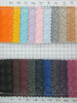 Torba giyim için Rattan dokuma tarzı parlak yarı pu sentetik deri kumaş 28 renk kalın pratik Uygun kumaş couro