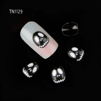 Çivi Takılar İçin 10 adet/Lot Siyah Beyaz Alaşım Kafatası Tasarımı Halloween Manikür Araçları TN128 TN129 3D Tırnak Sanat Dekorasyon Glitter